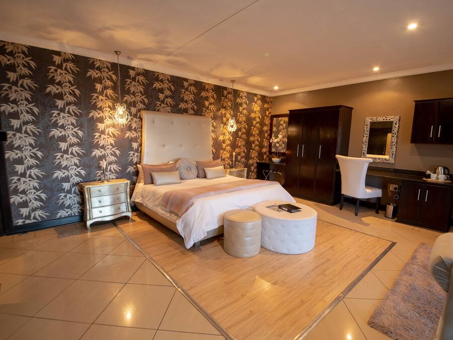 Honeymoon Suite | Deep-soaking bathtub