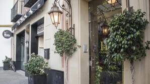 L’entrée d’un immeuble avec une enseigne indiquant « La Mafia » et « Restaurante ».
