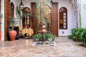 Small Double Room (Berbère) | Courtyard view - Riad Sable Chaud (Marrakech)