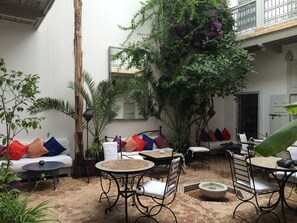 Lobby-lounge
