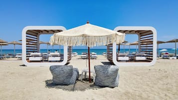 شاطئ خاص، كراسي للتشمس، مظلات الشاطئ، مناشف للشاطئ