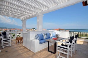 Suite Deluxe, vista al mar | Restaurante al aire libre