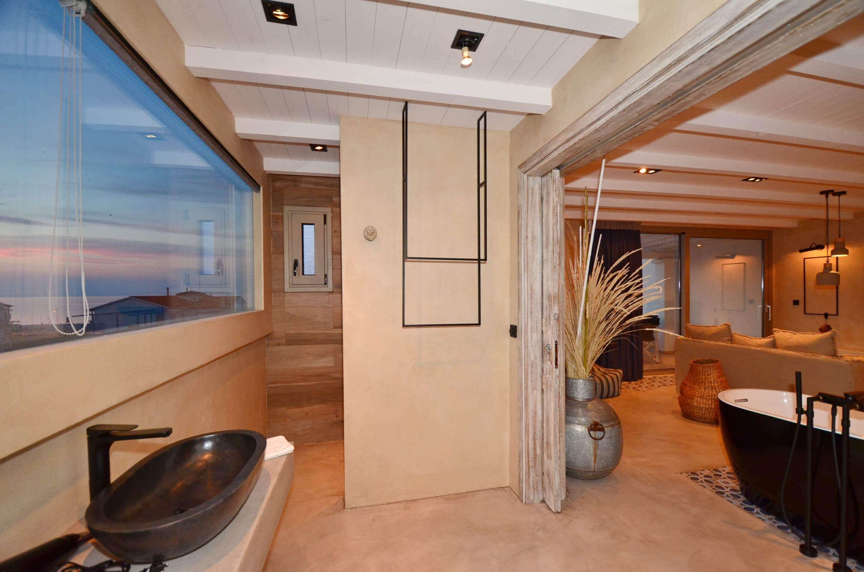 deluxe suite, sea view | bathroom | hair dryer, towels, soap, shampoo