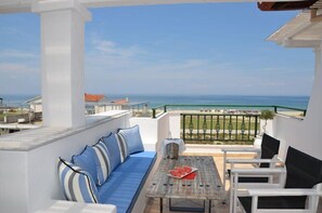 Suite Deluxe, vista al mar | Restaurante al aire libre