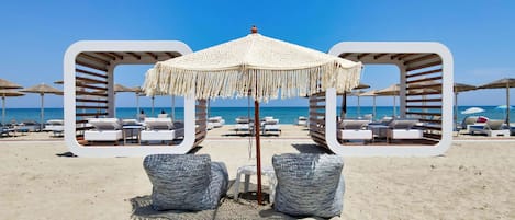 Playa privada, camastros, sombrillas y toallas de playa