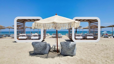 Playa privada, sillas reclinables de playa, sombrillas, toallas de playa