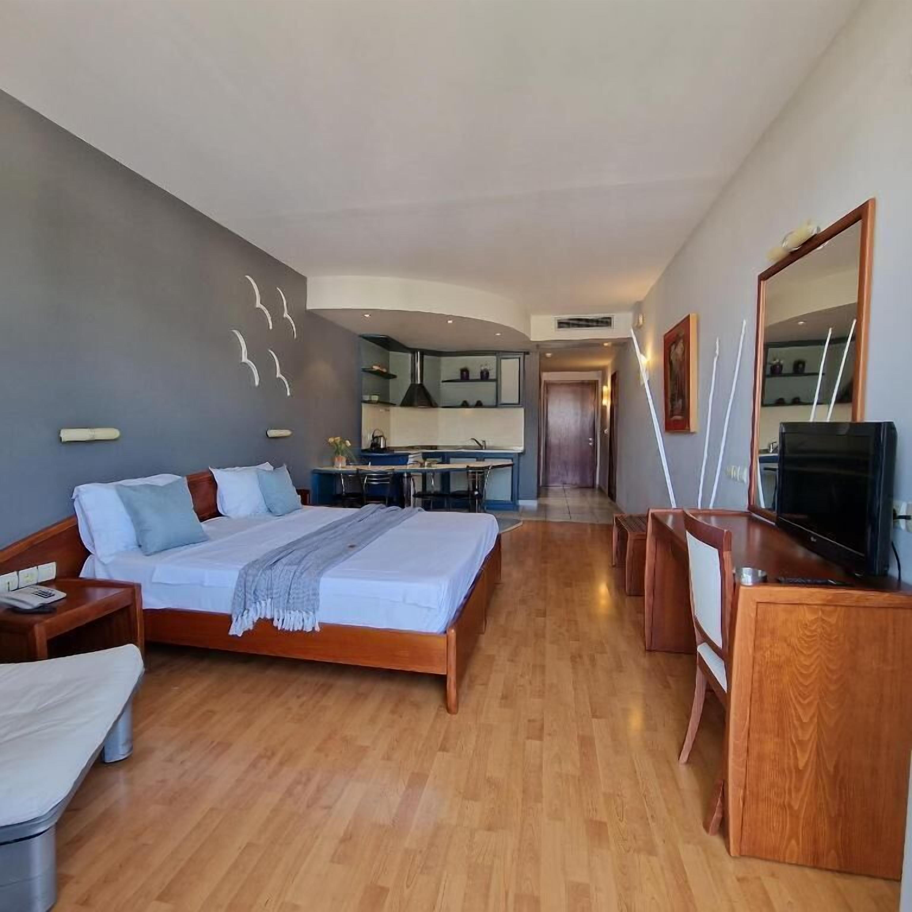 Family Room | Egyptian cotton sheets, premium bedding, Select Comfort beds