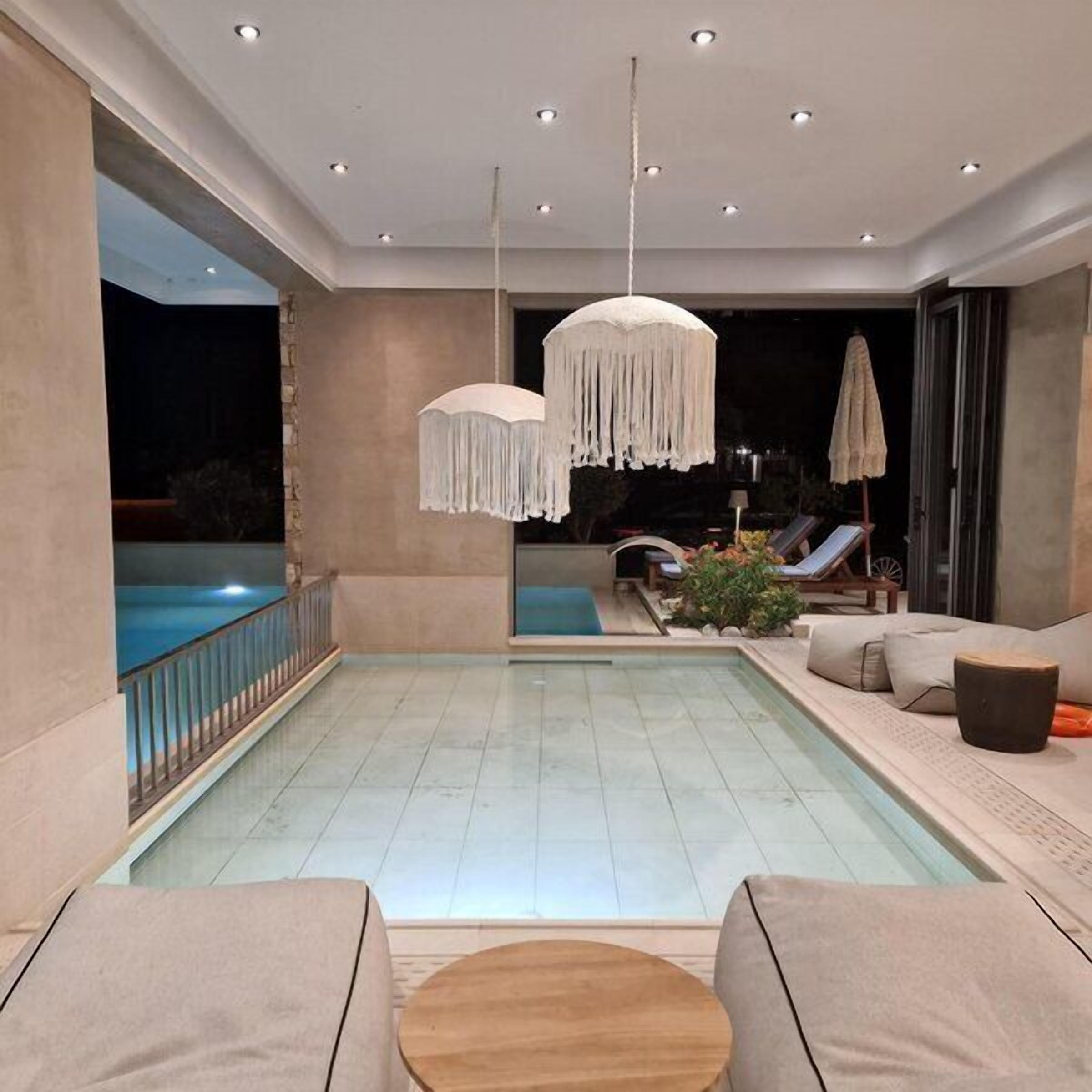 Una piscina al aire libre, sombrillas, sillones reclinables de piscina