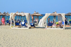 Privat strand, solsenger, parasoller og strandhåndklær