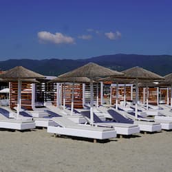 Praia particular, espreguiçadeiras, guarda-sóis, toalhas de praia
