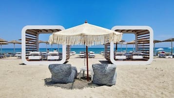 Playa privada, camastros, sombrillas y toallas de playa