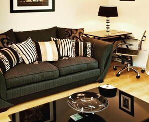 Căn hộ, 2 phòng ngủ | Khu phòng khách | TV màn hình phẳng, đầu đĩa DVD