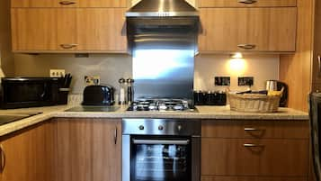 Two-Bedroom Apartment | Private kitchen | Full-sized fridge, microwave, oven, stovetop