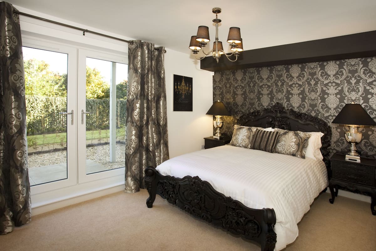 2 bedrooms, premium bedding, in-room safe, desk