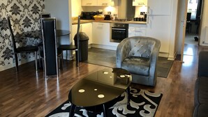 Appartement, 2 chambres | Restauration dans la chambre
