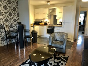 Apartment, 2 Schlafzimmer | Essbereich im Zimmer