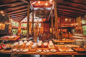 Free daily buffet breakfast  - La Aldea de la Selva Lodge (Puerto Iguazú)
