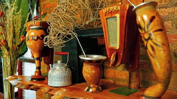 Una estantería con diversos objetos de cerámica, como una tetera, una jarra y un jarrón decorativo.