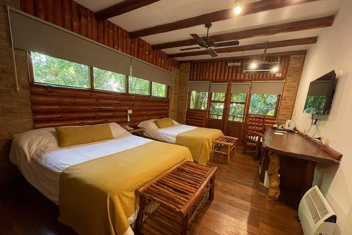 Roupas de cama premium, edredons de pluma, frigobar, cofres nos quartos