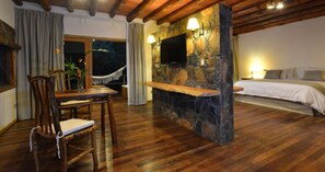 Estudio junior, 1 cama King size | Ropa de cama de alta calidad, edredón y minibar