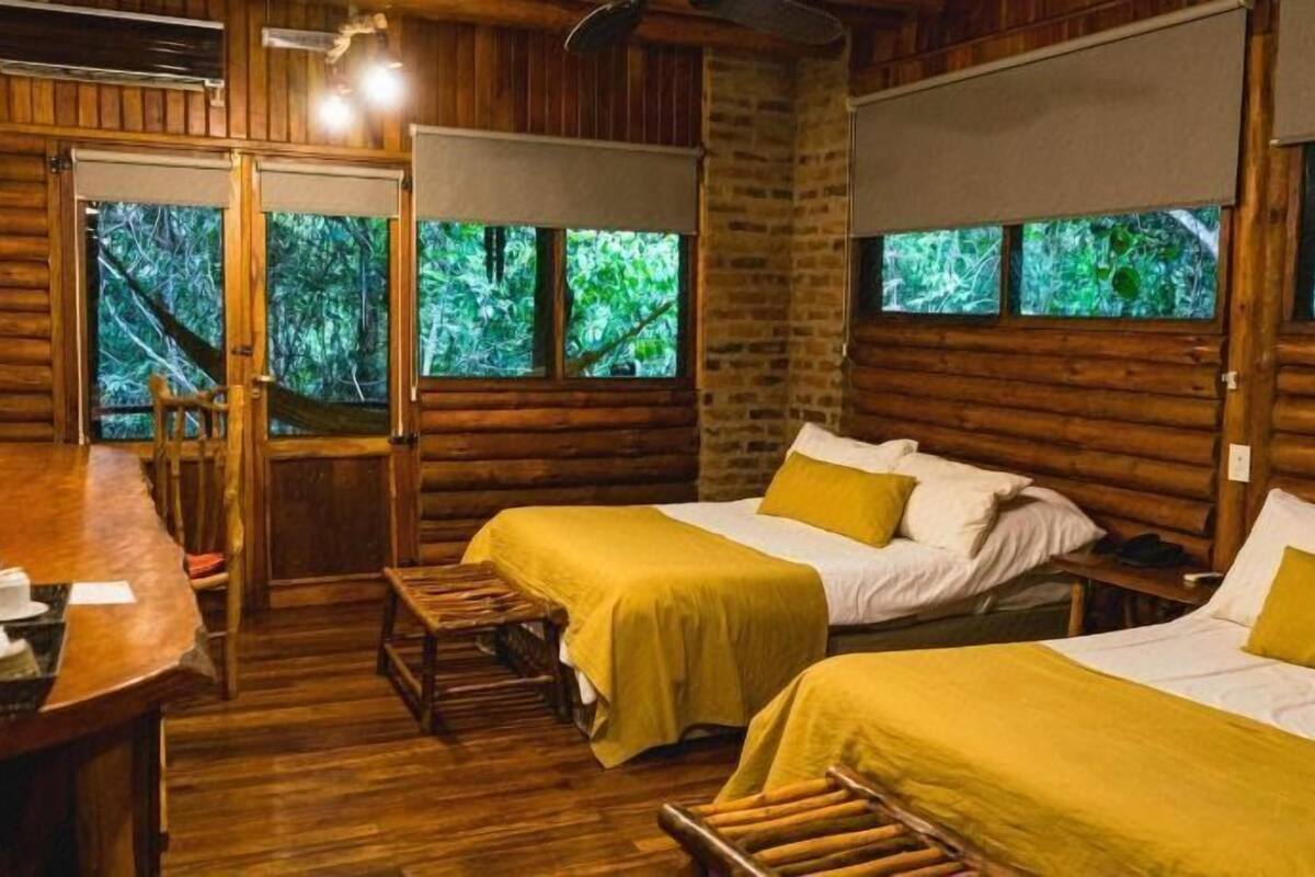 Ropa de cama de alta calidad, edredones de plumas, minibar y caja fuerte