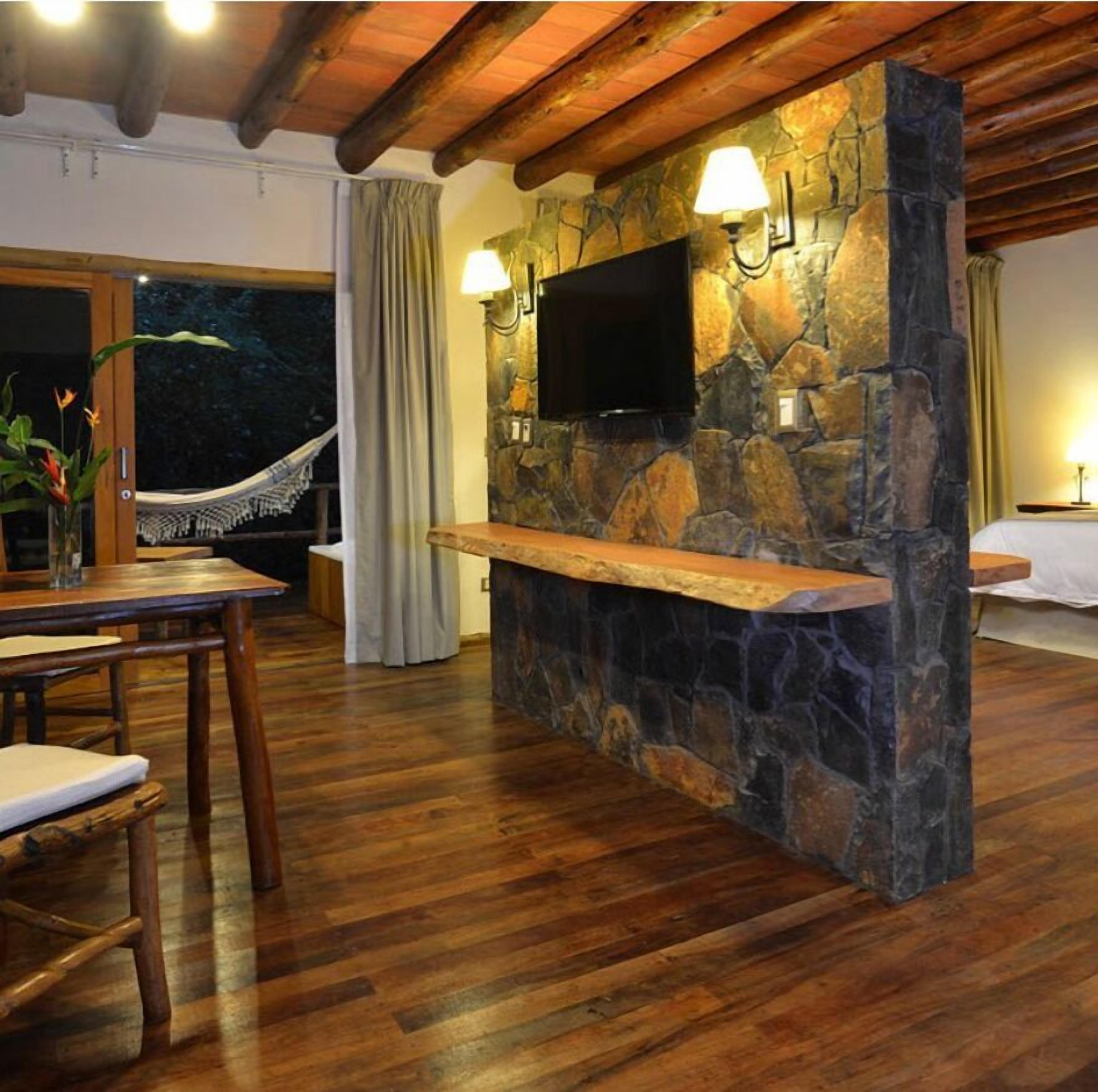 Ropa de cama de alta calidad, cubrecamas y minibar 