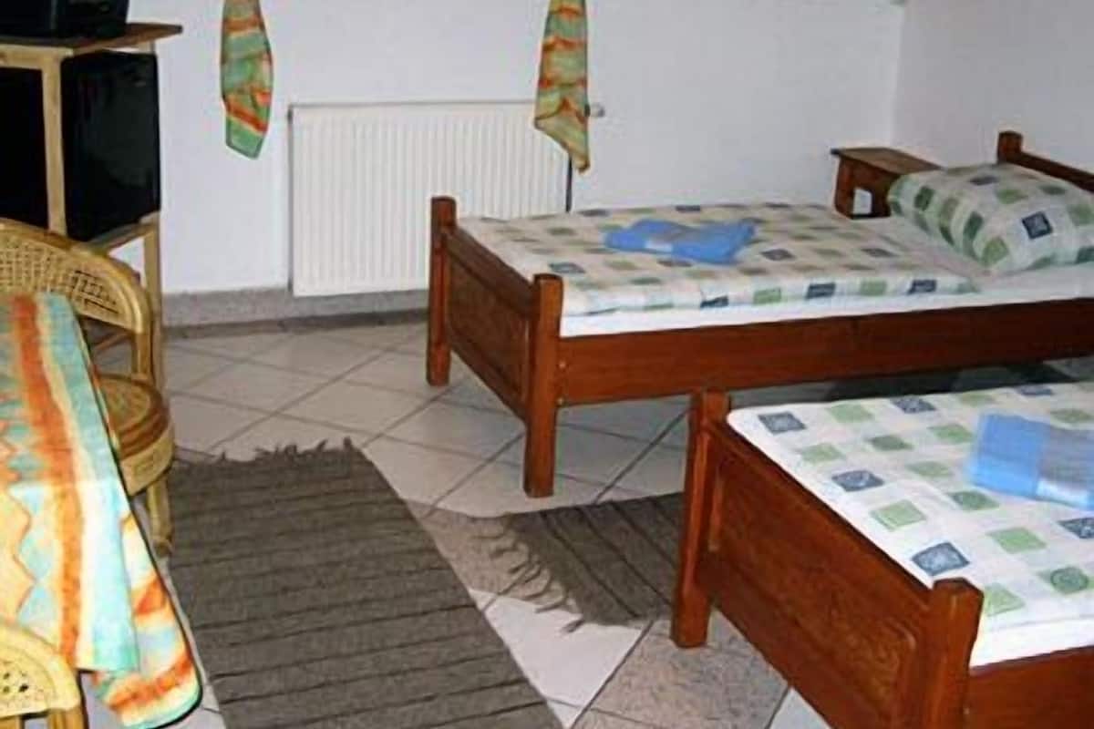 Caja de seguridad en la habitación, wifi gratis y ropa de cama