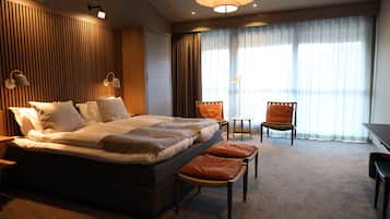 Deluxe tweepersoonskamer, 1 kingsize bed, balkon, uitzicht op zwembad | 1 slaapkamer, een minibar, individueel gedecoreerd