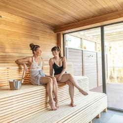 Behandelingskamers voor koppels, een sauna, een bubbelbad