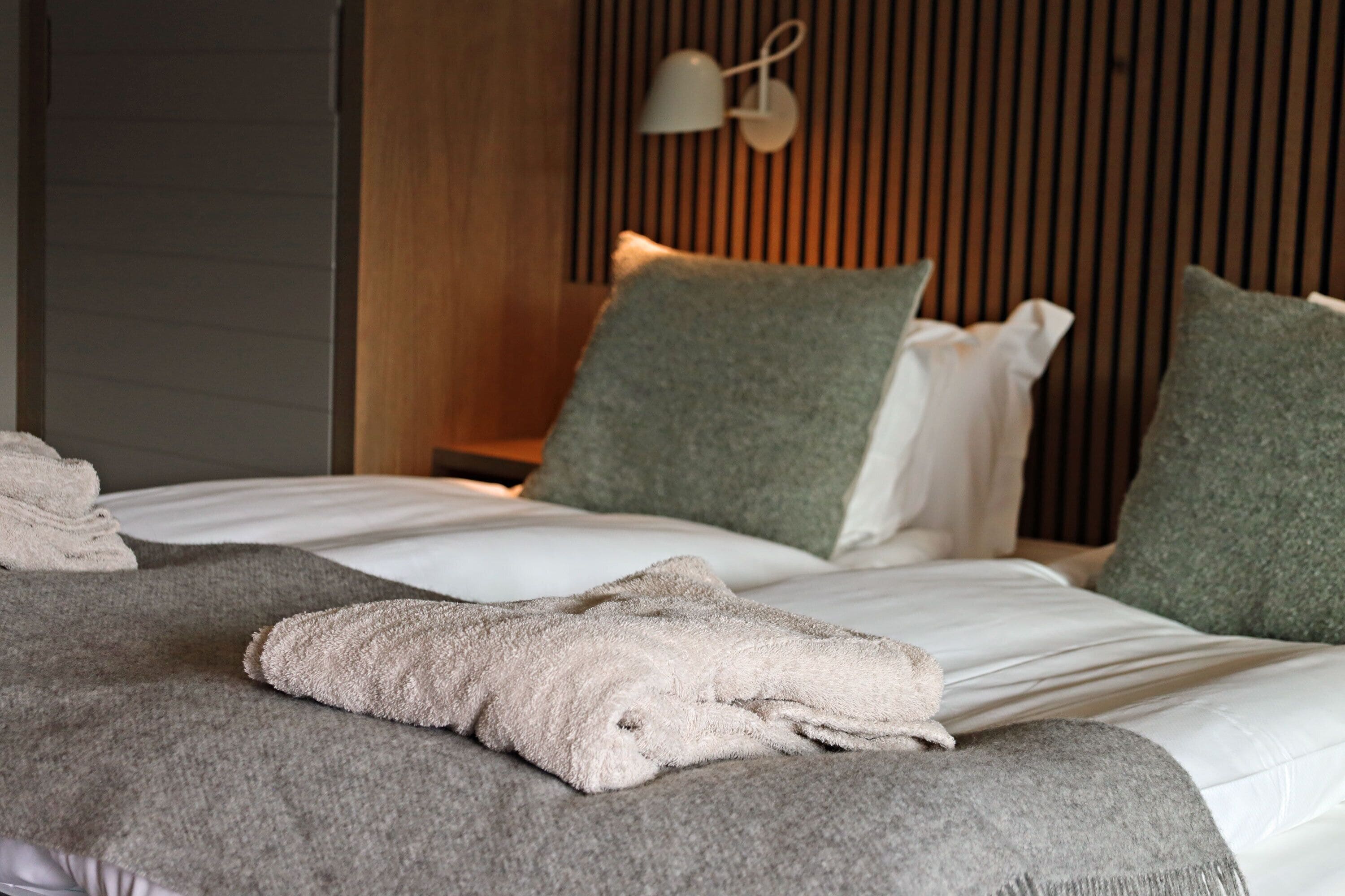 Deluxe Double Room, 1 King Bed, Balcony, Pool View (Spa not included) | Minibar, skrivebord, blendingsgardiner og strykejern/-brett