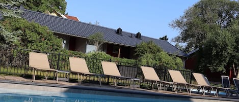 Een seizoensgebonden buitenzwembad