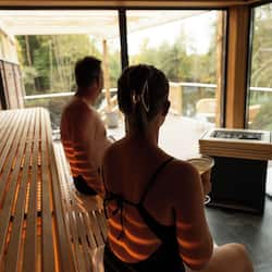 Behandelingskamers voor koppels, een sauna, een bubbelbad