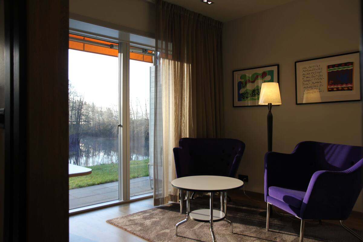 Panorama tweepersoonskamer | Een minibar, een bureau, verduisterende gordijnen