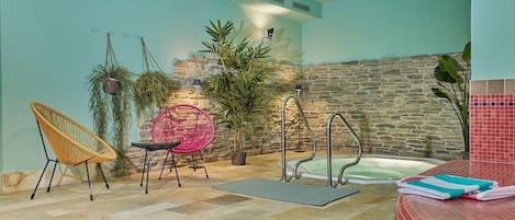 Indoor spa tub