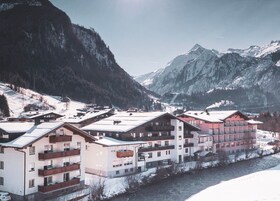 住宿正面 - 傍晚/夜晚