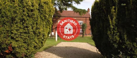 تفاصيل الفندق من الخارج