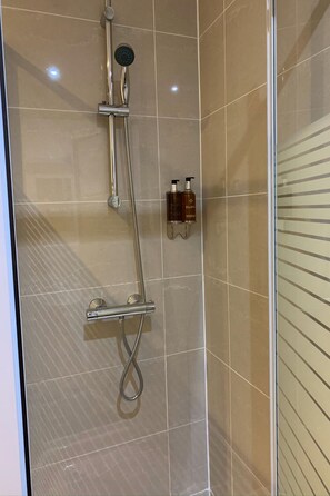Kostenlose Toilettenartikel, Haartrockner, Handtücher