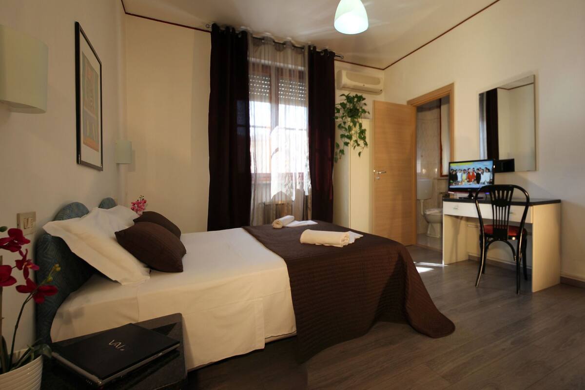 Single Room | Desk, WiFi (free)