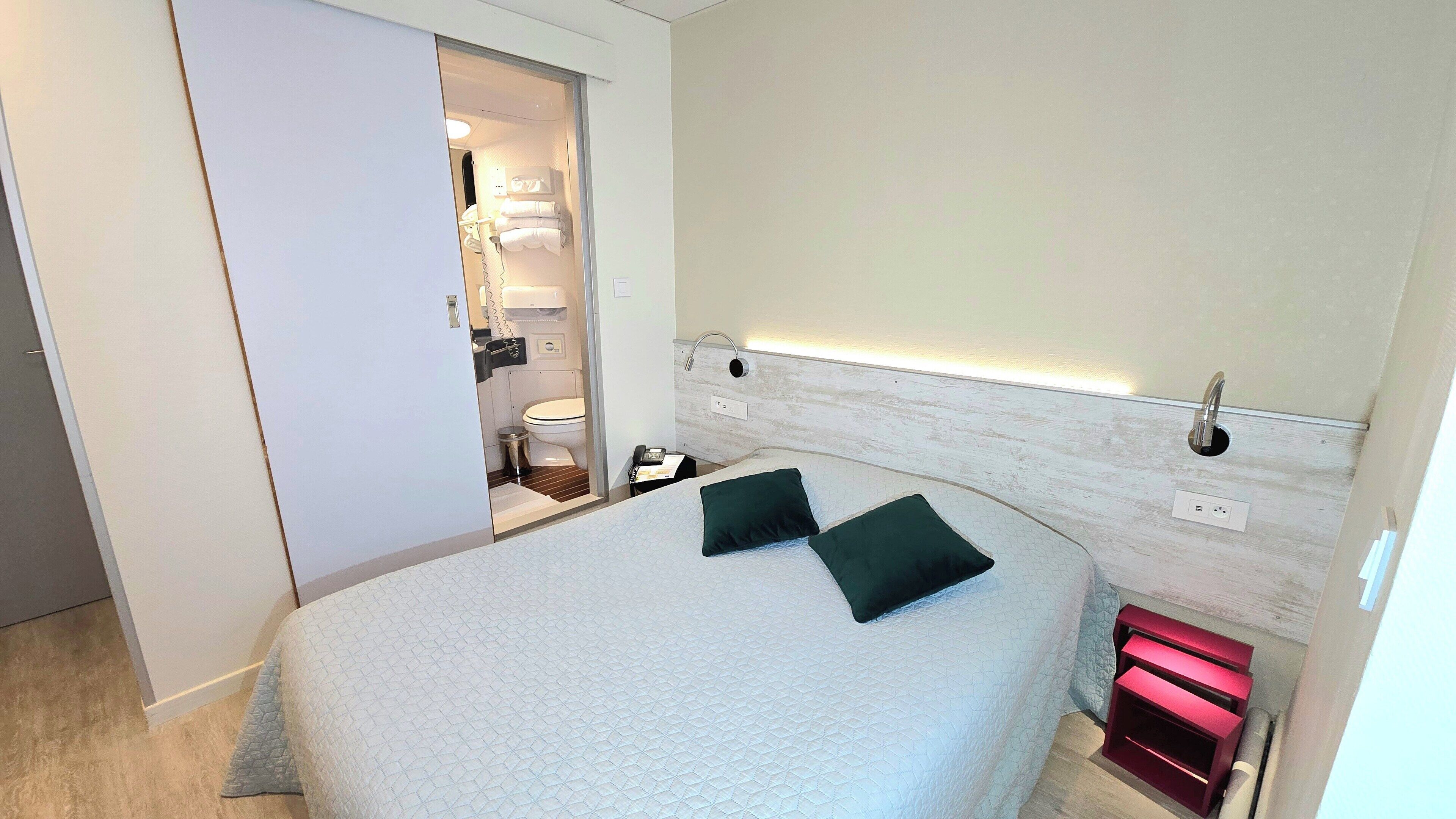 Desk, WiFi (free), bed sheets