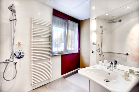 Triple Room | Bathroom. Logis Hôtel & Restaurant Arcombelle