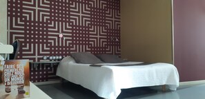 Habitación triple | Escritorio, wifi gratis, ropa de cama