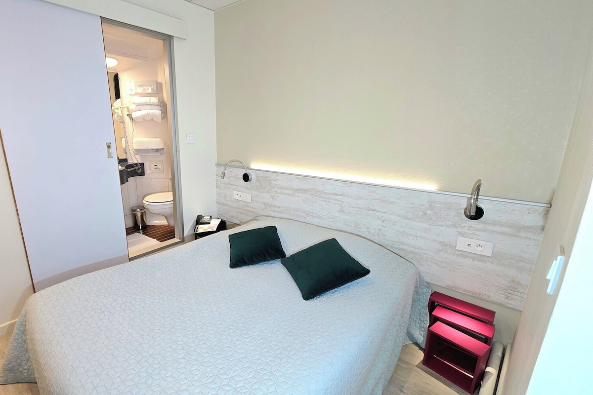 ห้องเบสิกดับเบิล (with shower) | โต๊ะทำงาน, Wi-Fi ฟรี, ผ้าปูที่นอน