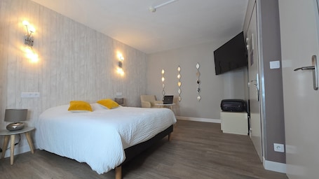 Escritorio, wifi gratis y ropa de cama . Logis Hôtel & Restaurant Arcombelle