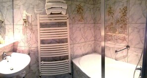Habitación estándar, 2 camas individuales | Baño | Secador de pelo, toallas, jabón y champú