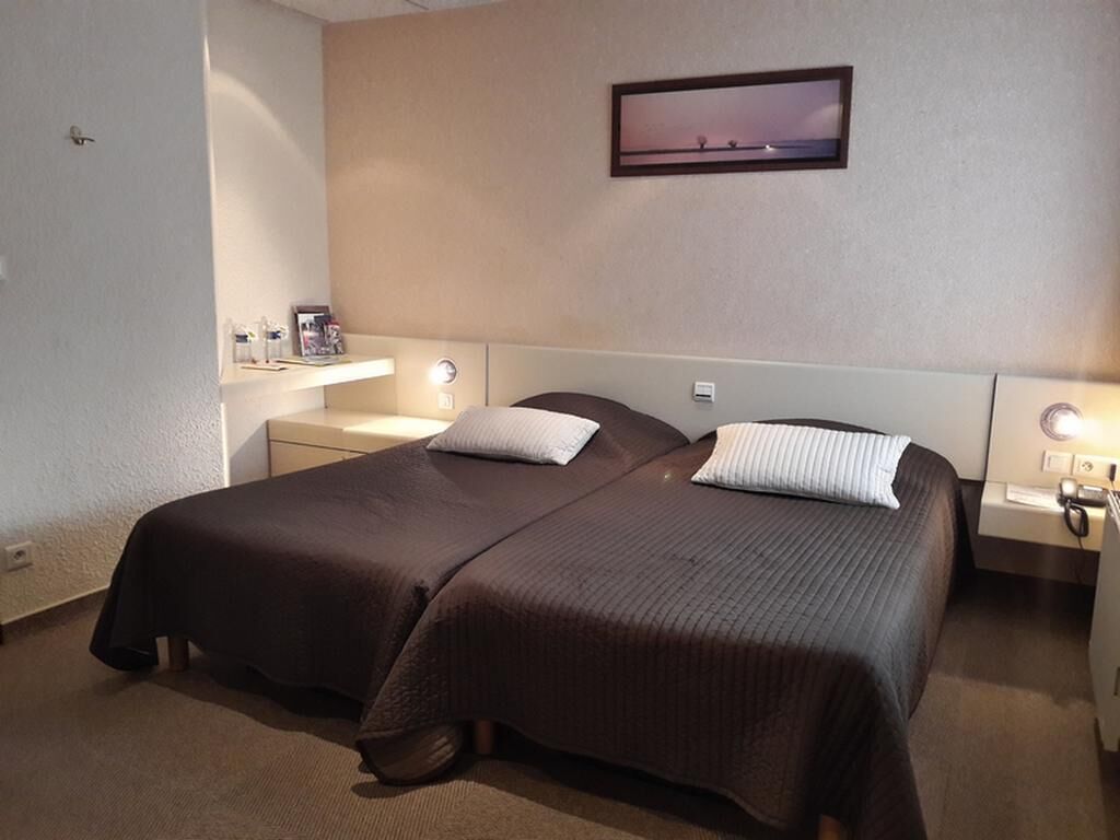 Desk, WiFi (free), bed sheets