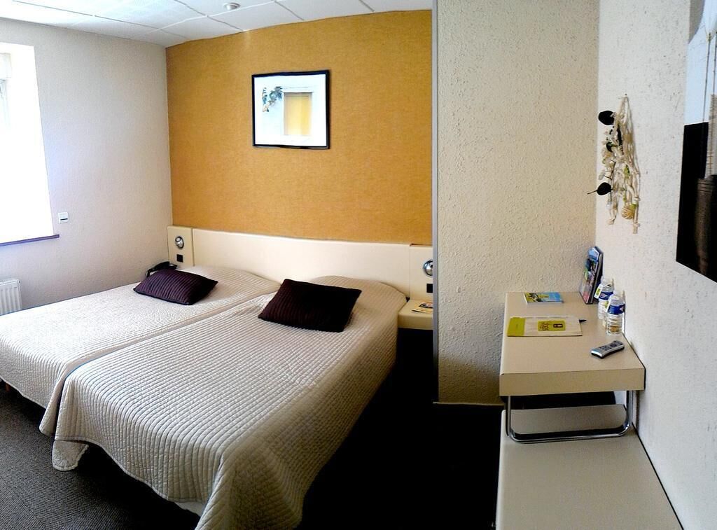 Desk, WiFi (free), bed sheets
