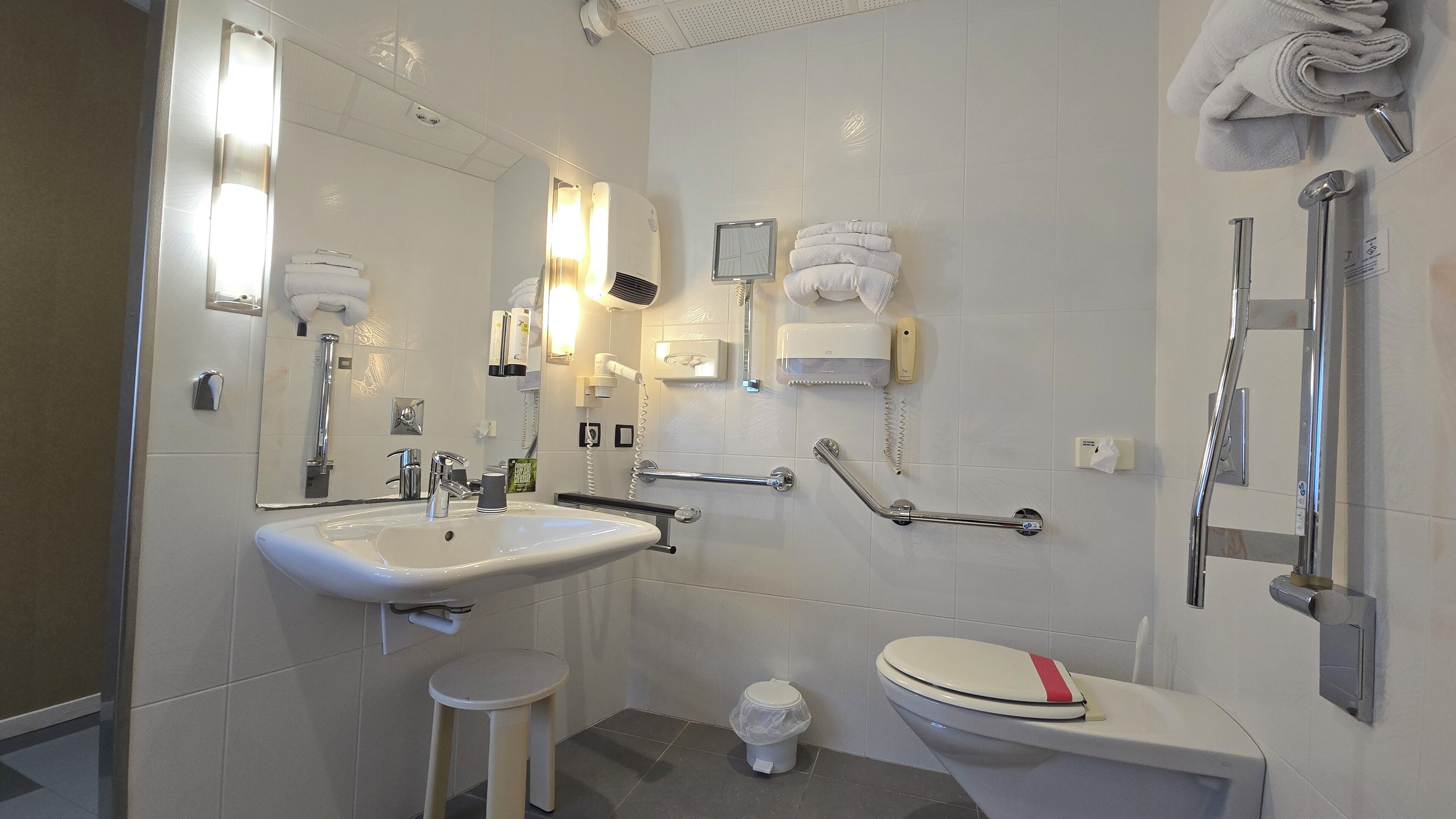 Ein modernes Badezimmer mit Waschbecken, Toilette und Dusche.