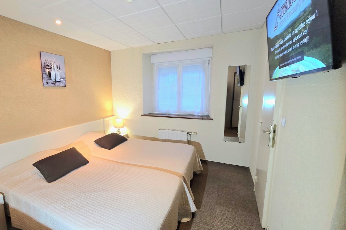 Family Room | Desk, free WiFi, bed sheets