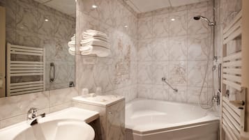 Standardzimmer, 2 Einzelbetten | Badezimmer | Haartrockner, Handtücher, Seife, Shampoo