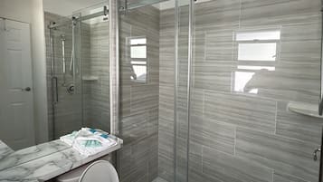Deluxe huisje, 2 slaapkamers, niet-roken, keuken | Badkamer | Gratis toiletartikelen, een haardroger, handdoeken, zeep